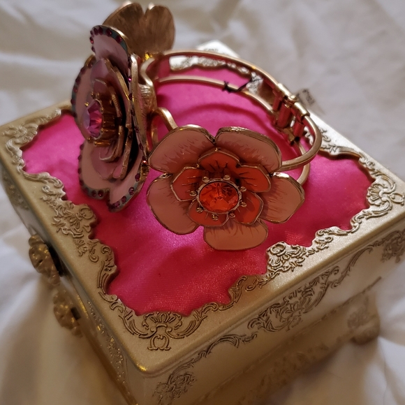 Nwt Betsey Johnson Floral Statement Bangle Bracelet rare! - Picture 7 of 9